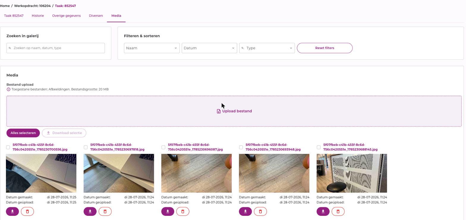 Tabblad Media van een taak met de galerij met foto's, het zoekveld, de filteropties en de uploadknop